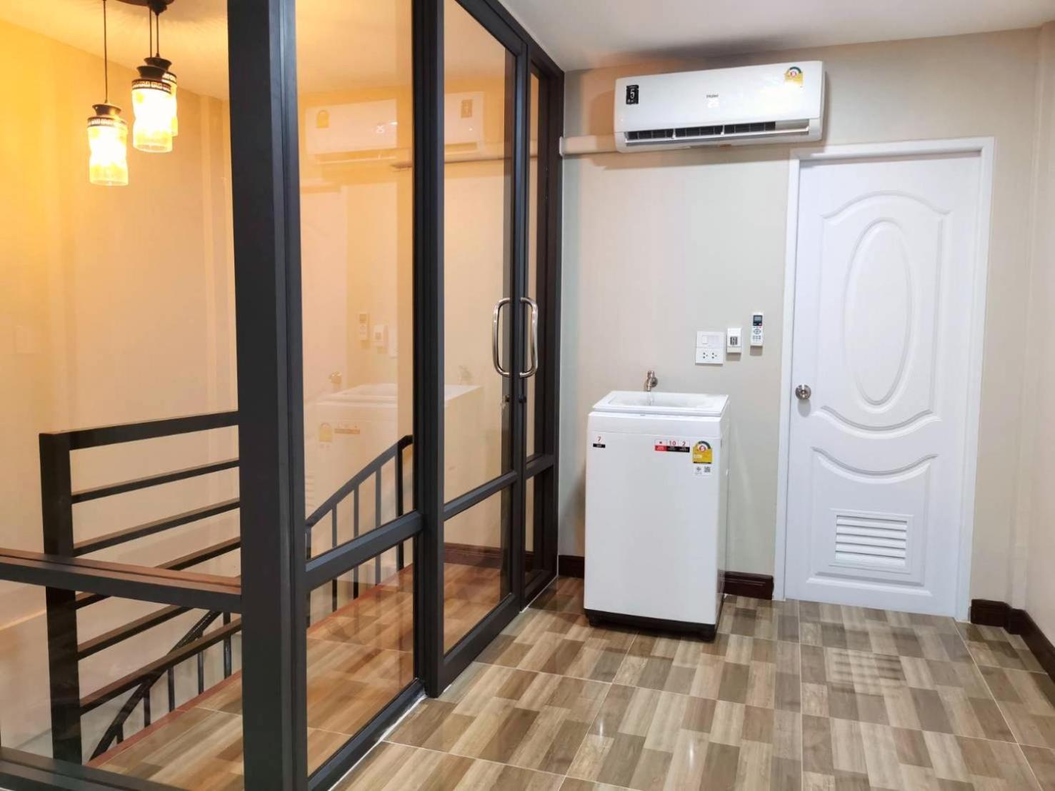 New! Kg 3 Bedrooms/ Free Wi-fi *